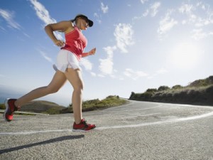 kobieta-ćwicząca-bieganie-jeden-z-5-najlepszych-sportów-na-szybkie-odchudzanie